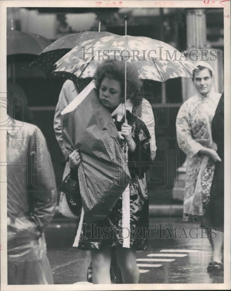 1969 Press Photo Houston Christmas Shoppers Out In The Rain. - hca20367 - Historic Images
