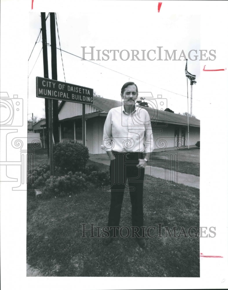 1993 Press Photo Curtis Wright of Daisetta, Texas Outside Municipal Building. - Historic Images