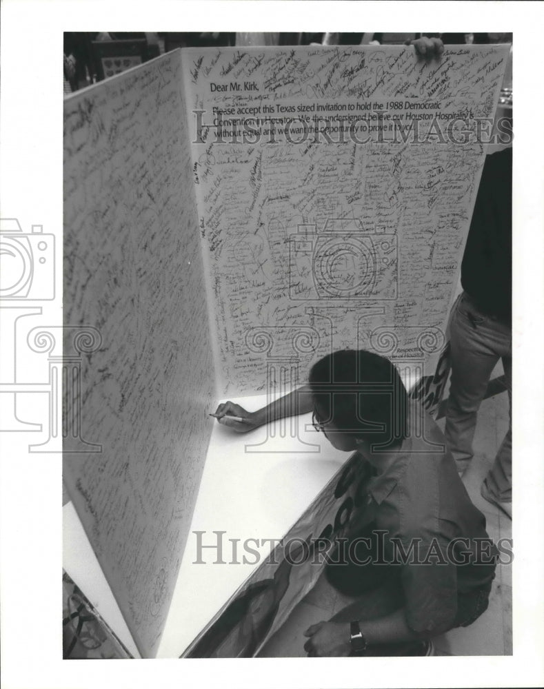 1987 Press Photo Pete Perez Signs Card At Democratic National Convention Houston - Historic Images