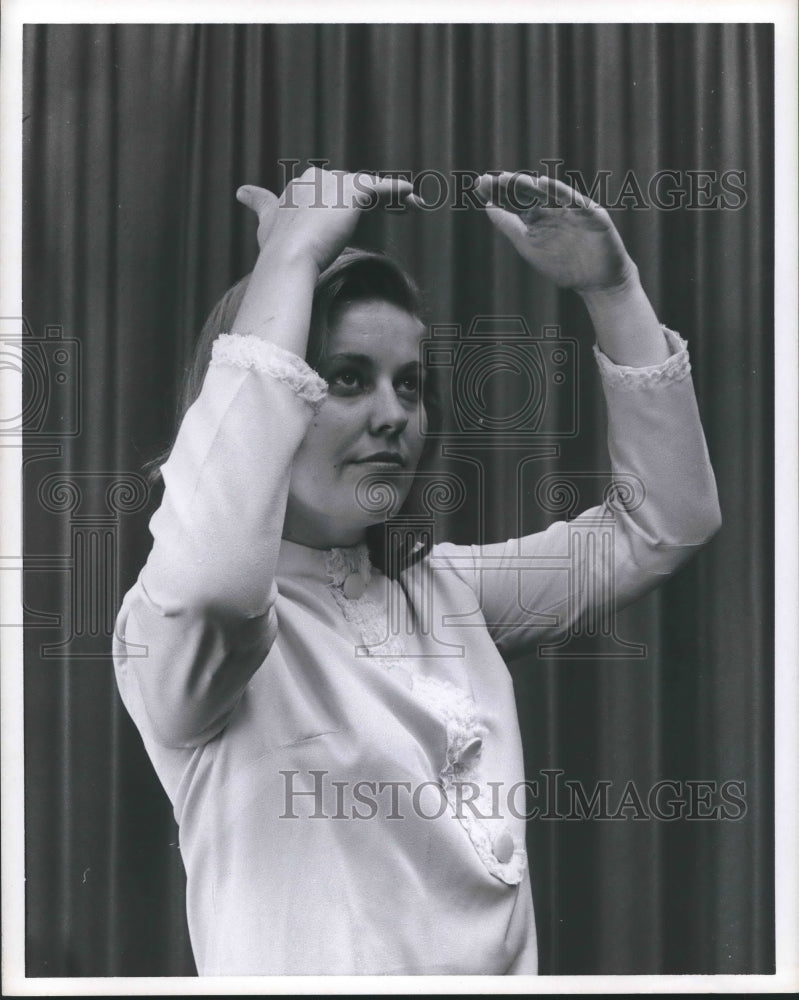 1969 Press Photo Dead Lady Of Houston Shares Sign Language To Communicate.-Historic Images