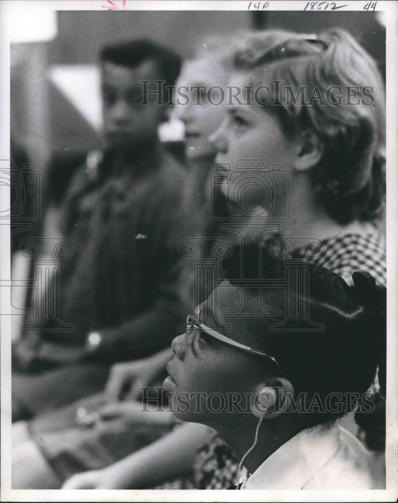 1969 Press Photo Ava Gale Jones & Jana Owens Classroom for Deaf Children Houston - Historic Images