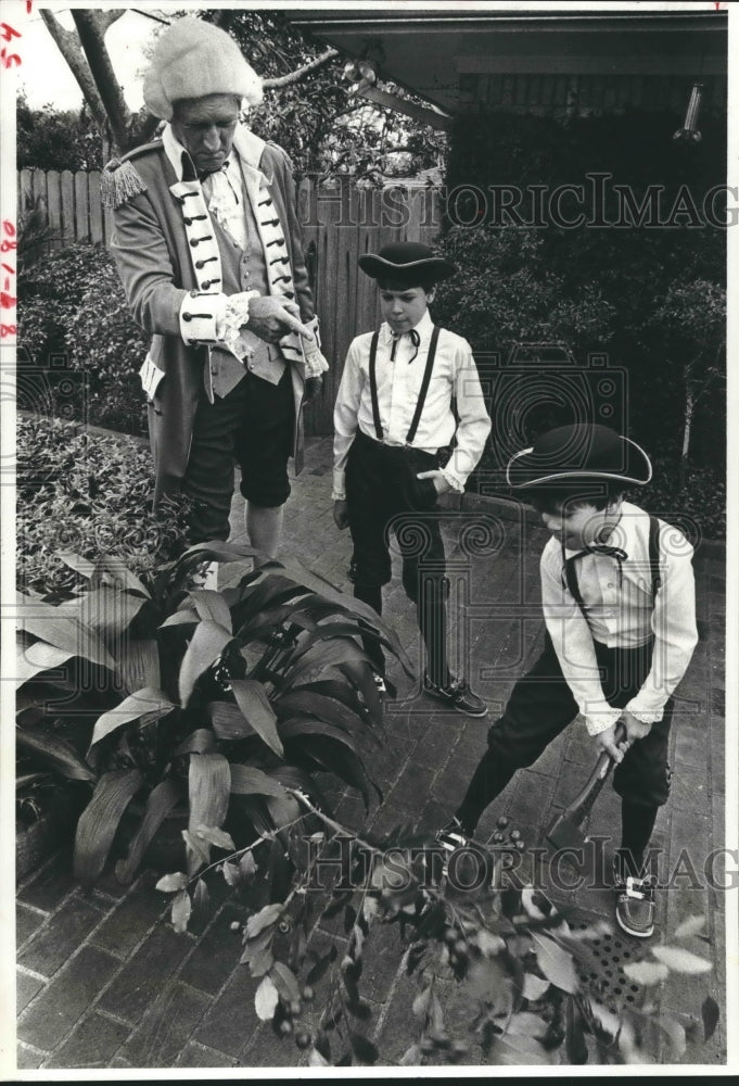 1983 Press Photo Children of the Daughters of the American Revolution chop tree - Historic Images