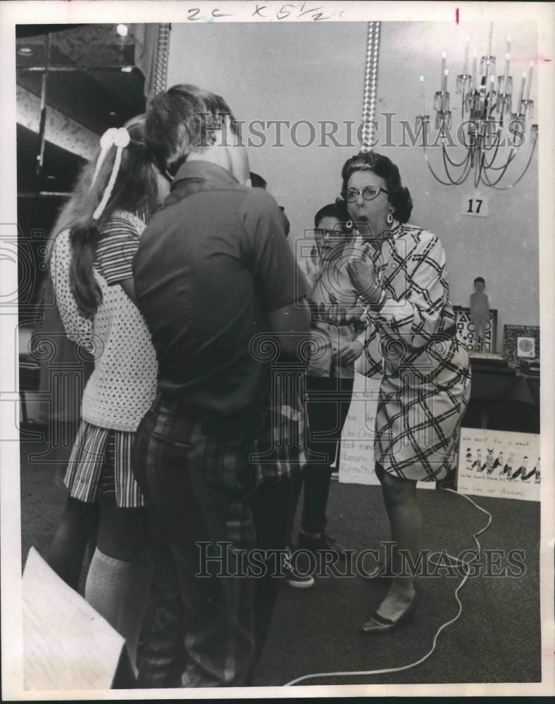 1970 Press Photo Mrs. Frances Farmer demonstrates speech techniques - hca20425 - Historic Images