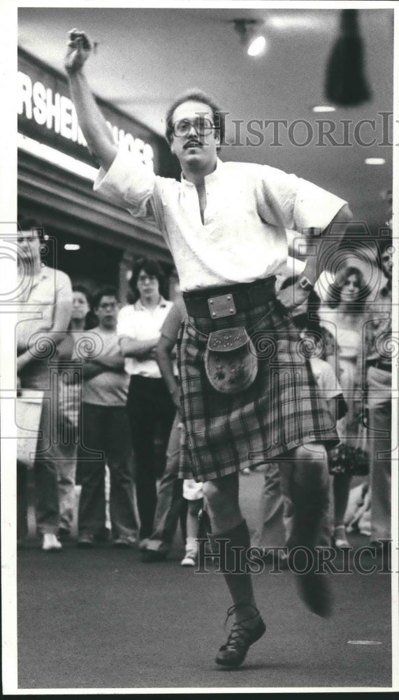 1986 Press Photo Man dancing in a kilt - hca20427 - Historic Images