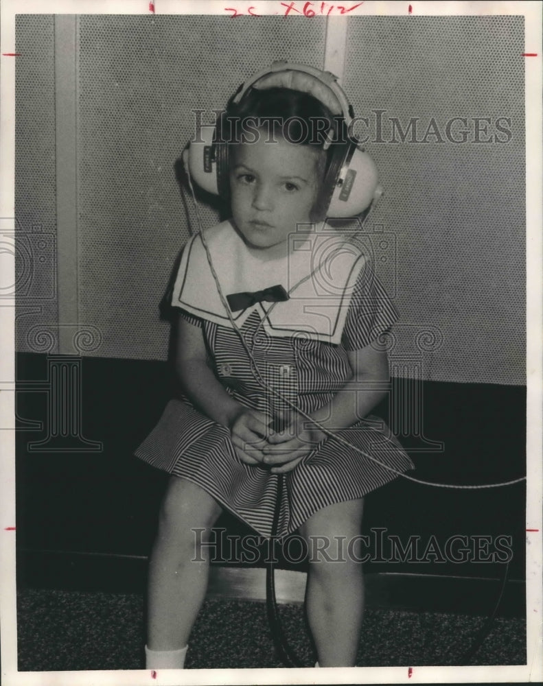 1965 Press Photo Cynthia Crocker learns the sounds of words through headphones - Historic Images