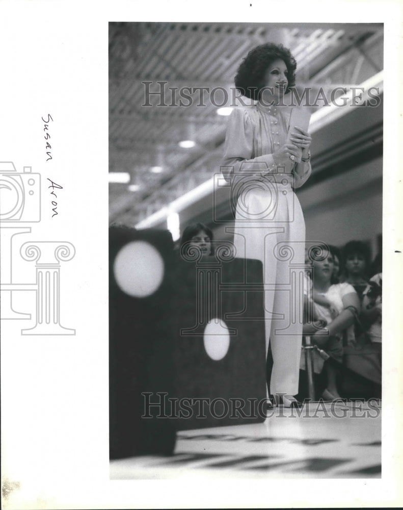 1984 Press Photo Susan Aron At "Salute to Style", Deauville Fashion Mall Houston - Historic Images