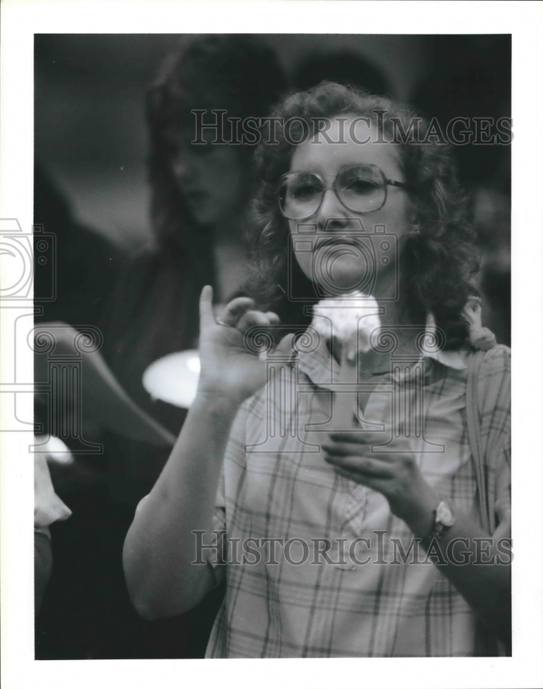 1987 Press Photo Judy Becker of Texas Lives With Deafness. - hca20460 - Historic Images