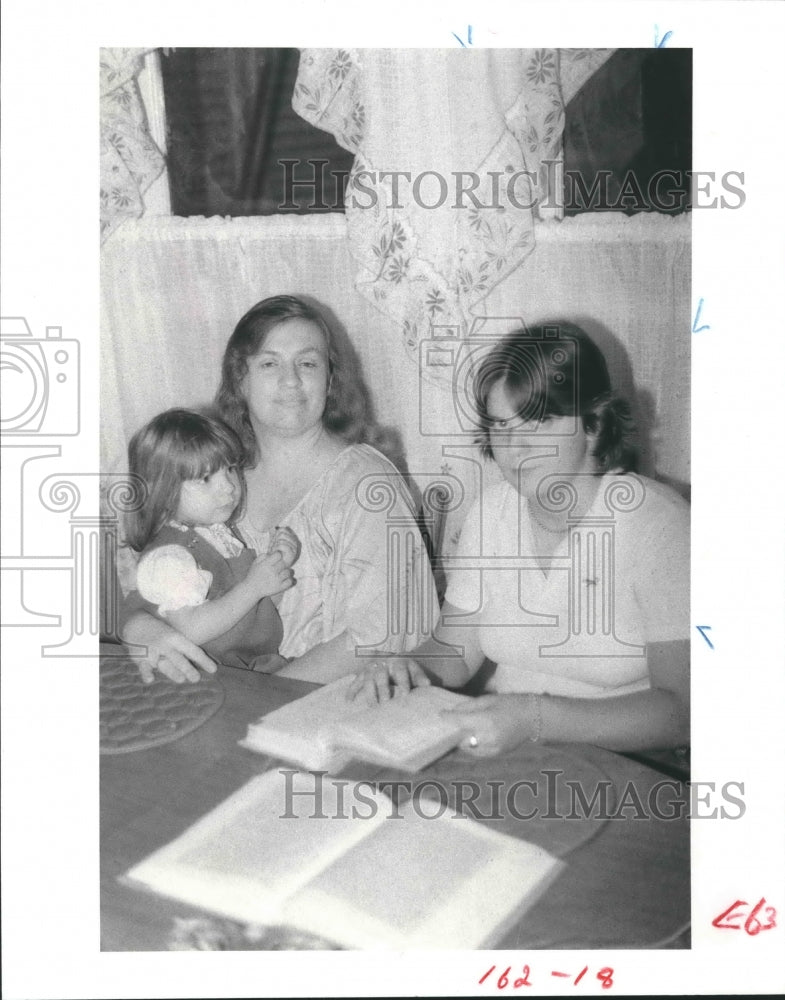 1981 Press Photo Crystal Holbrook &amp; Others of Dayton, Texas. - hca20463 - Historic Images