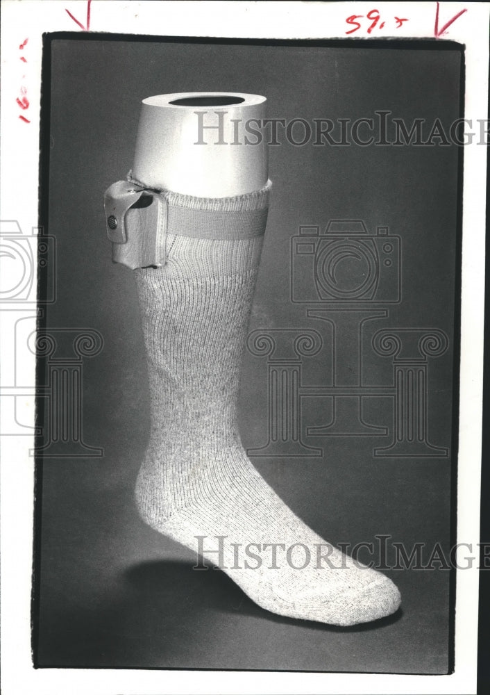 1980 Press Photo Electric &amp; Battery Operated Sock Covering The Foot. - Historic Images