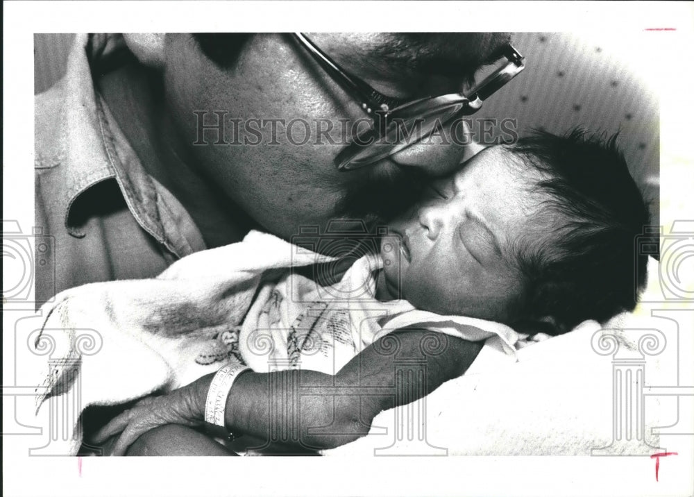 1988 Press Photo Pedro Hernandez With Daughter Melissa Marie on Father&#39;s Day. - Historic Images