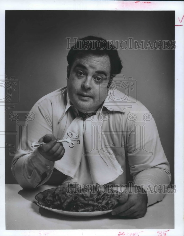 1977 Guy With A Diet Fork And A Plate Of Mostaccioli on His Pate - Historic Images