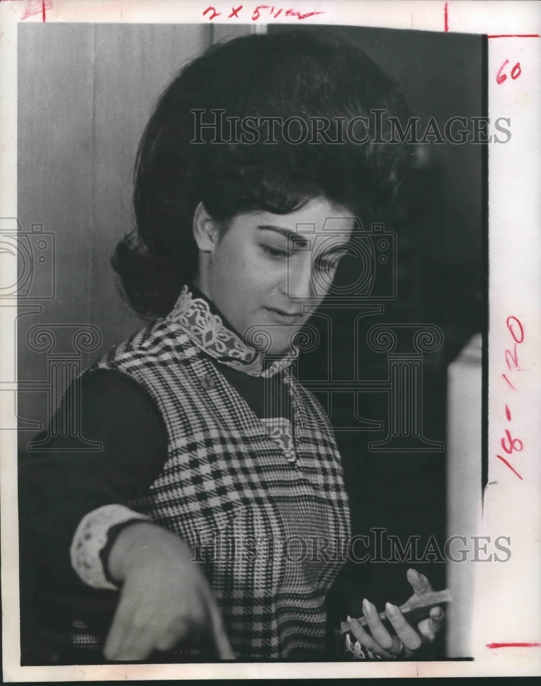 1968 Press Photo First State Bank teller Miss Evelyn New, Greens Bayou, Texas - Historic Images