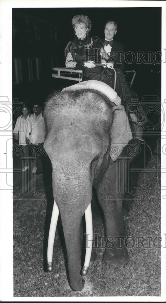 1985 Press Photo Sylvia Sullivan & J.J. Killough atop Jungle Killer the elephant - Historic Images