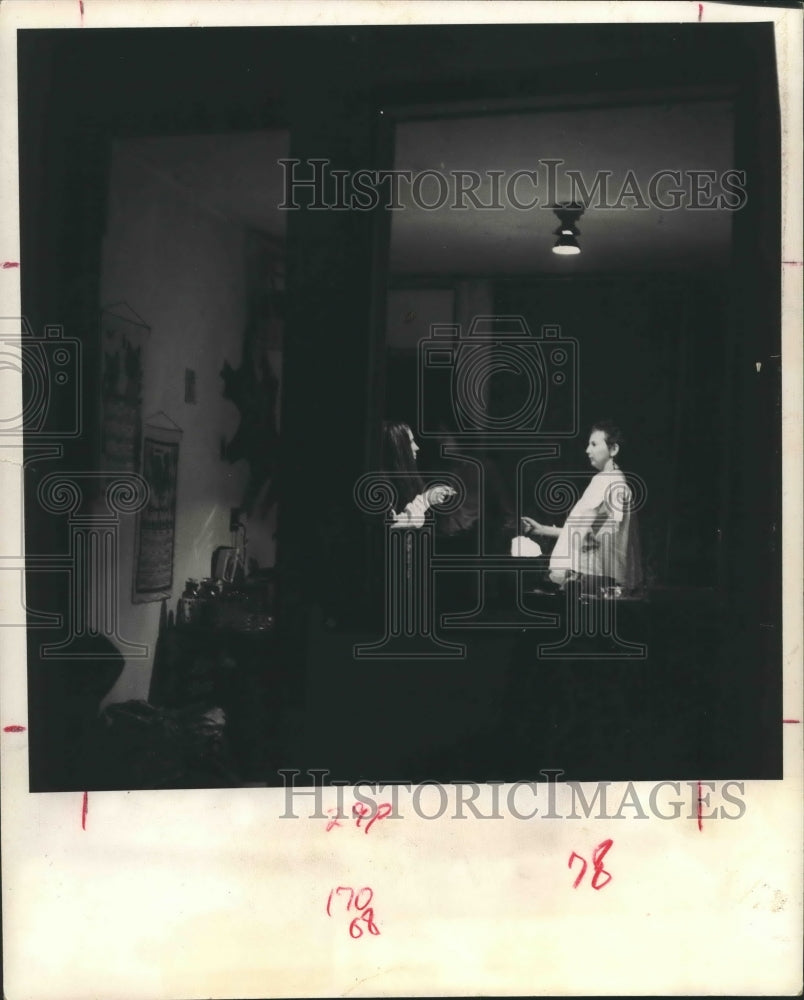 1969 Press Photo Sybil & Gentlemen Discussing Drugs. - hca20546 - Historic Images