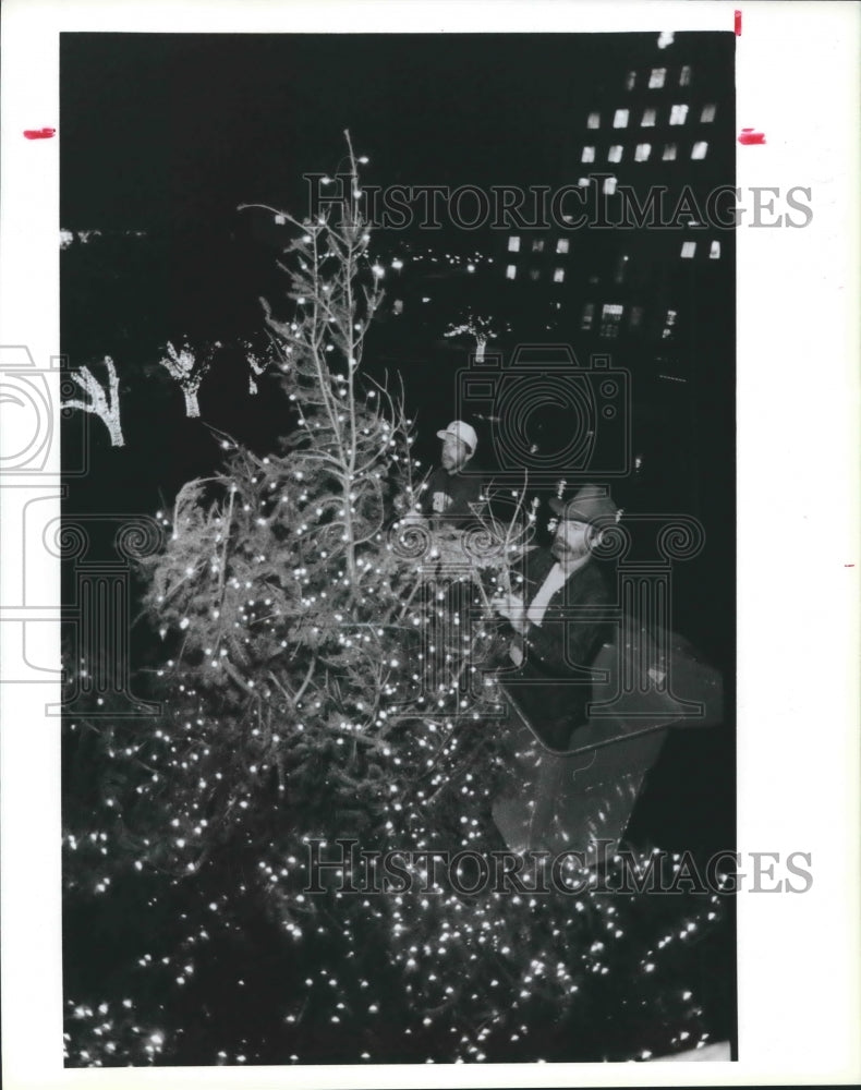 1989 Press Photo Donnie Battenfield. James Hanks Decorate Houston Christmas Tree - Historic Images