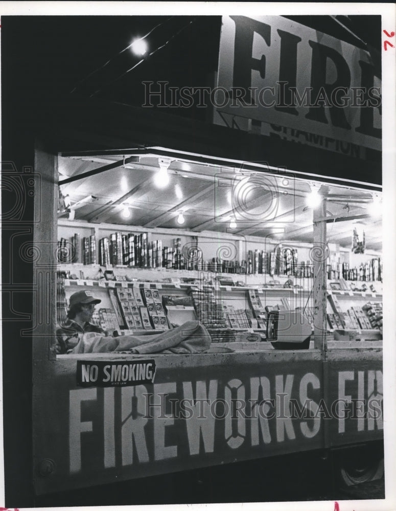 1976 Press Photo Fireworks Display in Houston. - hca20608 - Historic Images