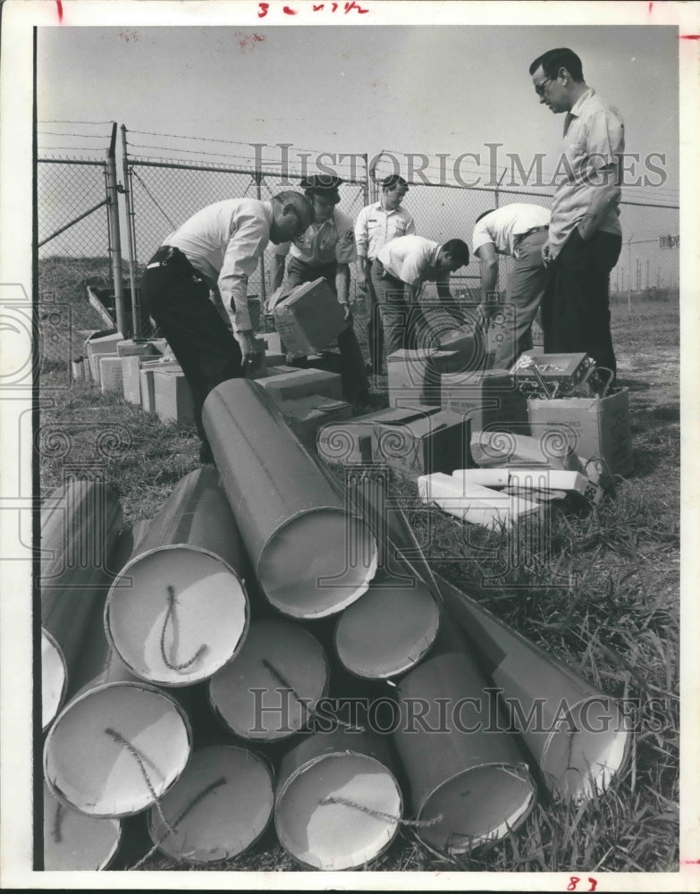 1970 Press Photo Houston Fireman Load Confiscated Fireworks For Shipment. - Historic Images