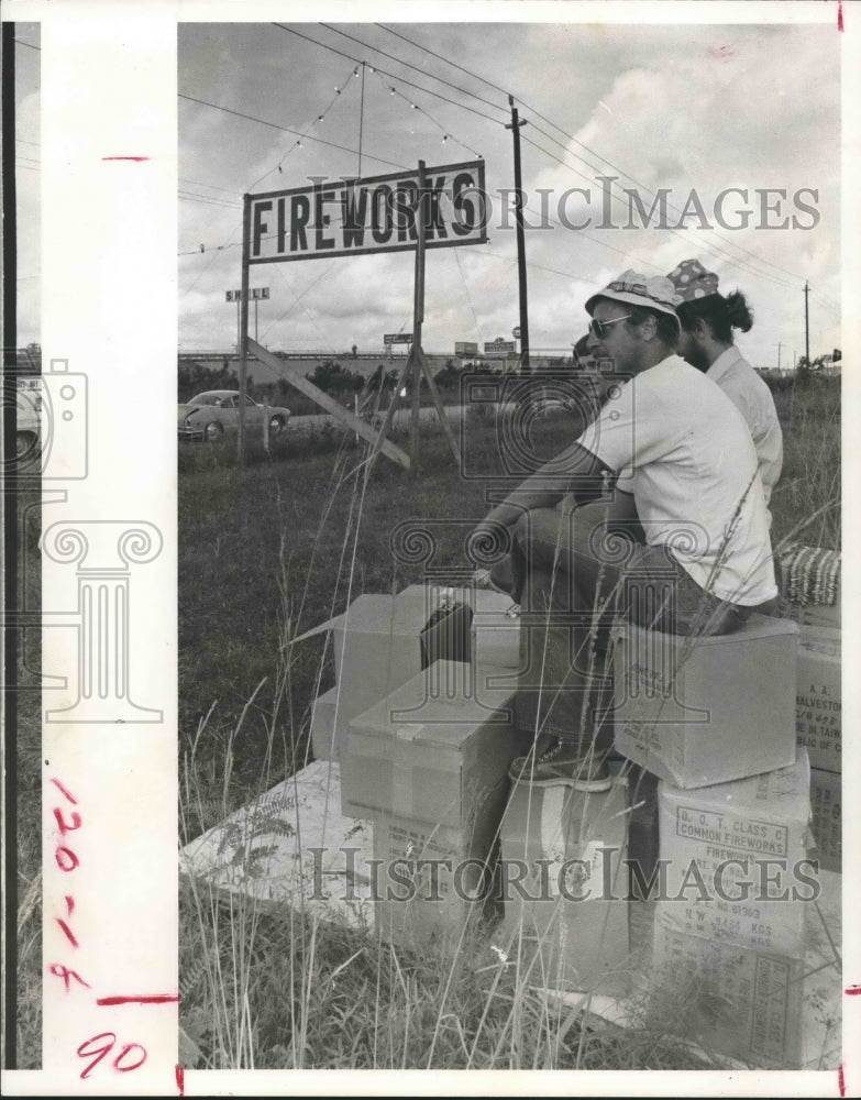 1973 Press Photo Richard Carpenter & Chip Wayne Guard Fireworks Shipment Houston - Historic Images