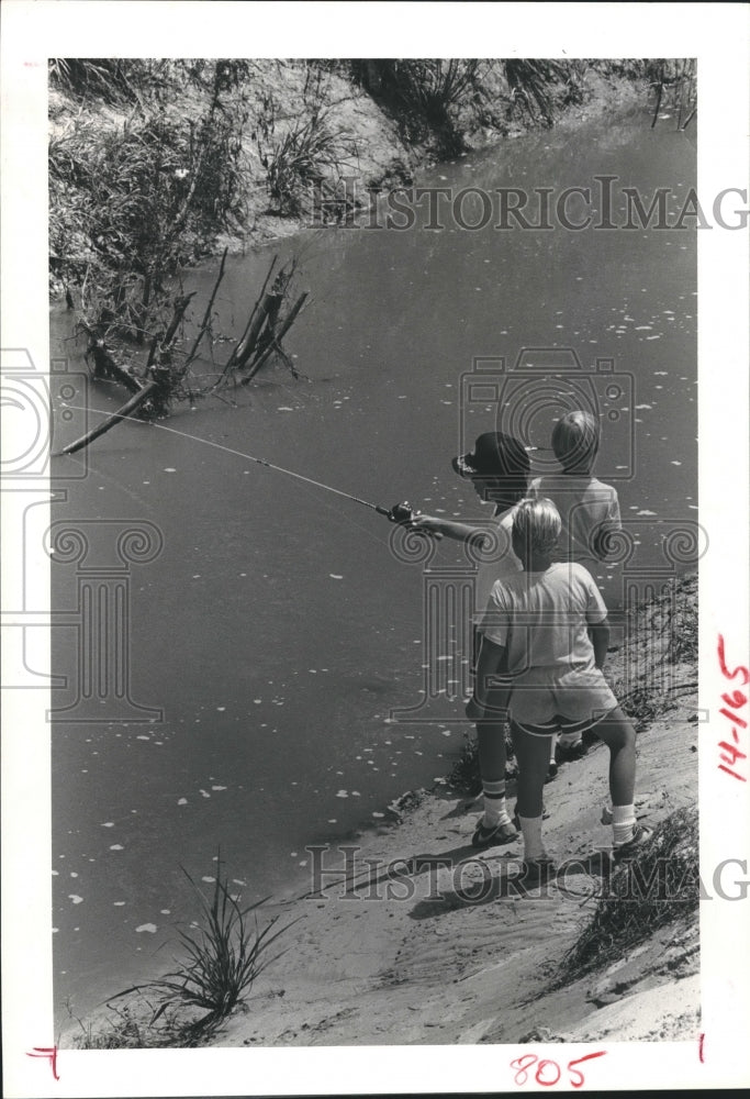 1980 Press Photo Youngsters Enjoy Fishing in Cypress Creek Near Houston, Texas. - Historic Images