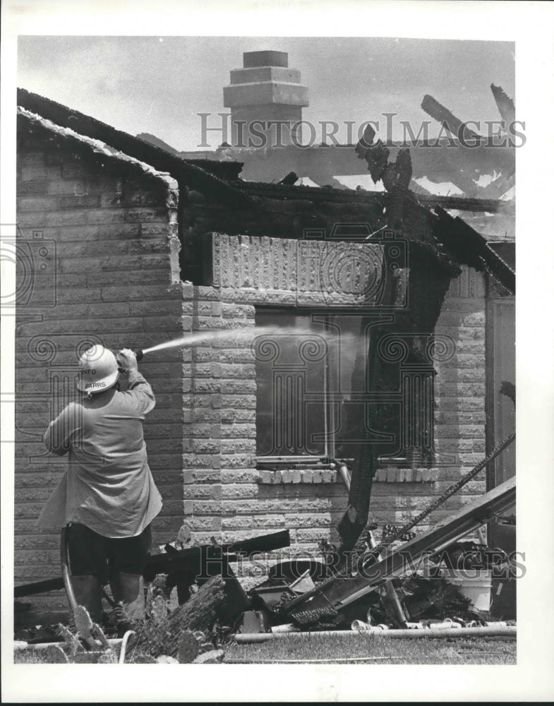 1982 Press Photo Fireman Barrs Fights House Fire in Texas. - hca20629 - Historic Images
