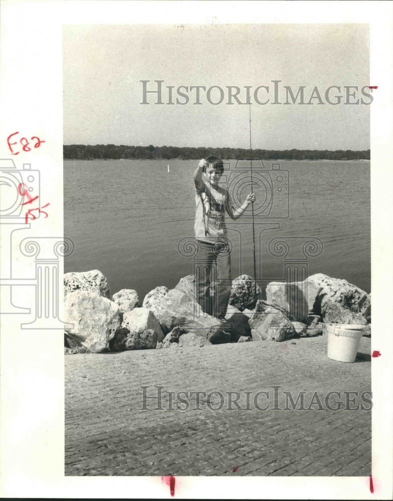 1980 Press Photo Jamie Wilcox Admires Catfish Caught At Lake Somerville in Texas - Historic Images