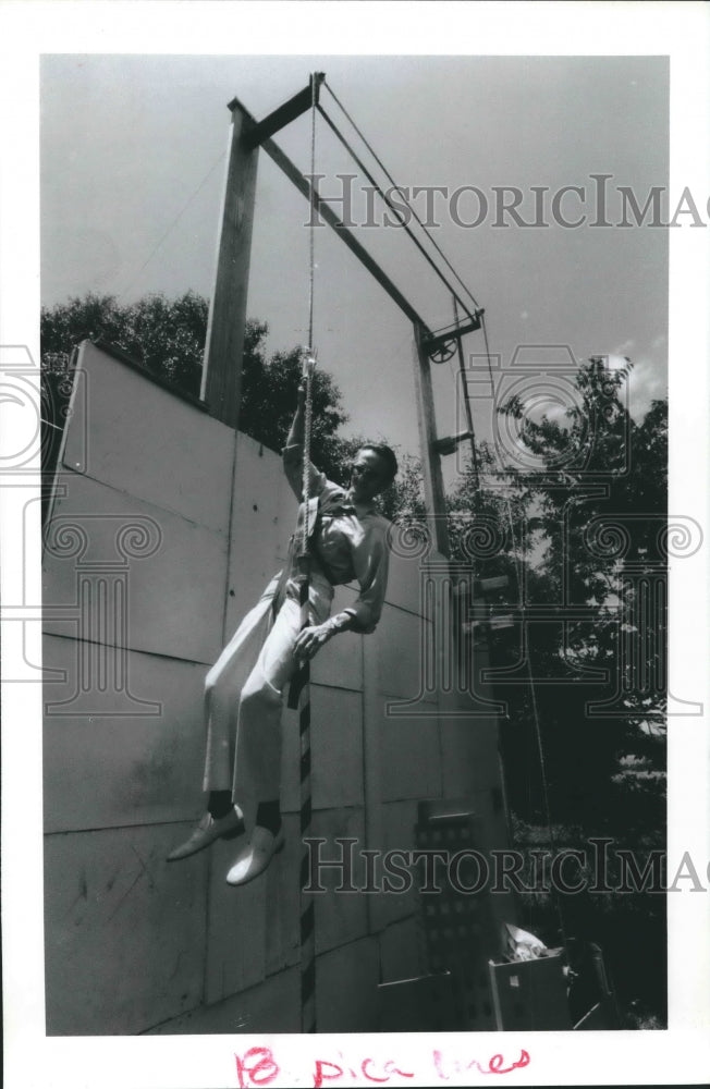 1987 Press Photo Danny Nedbalek Demonstrates Rope Escape System in Fire Safety. - Historic Images