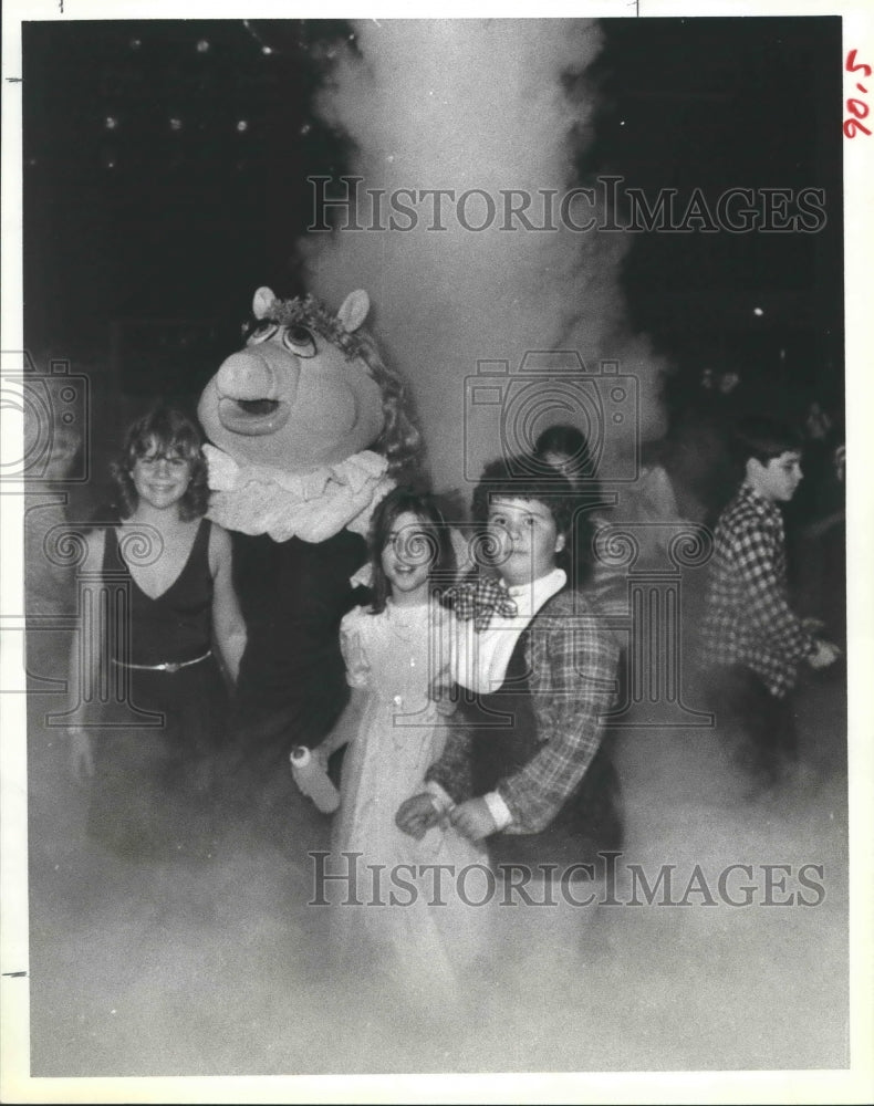 1980 Press Photo Honorees Of Fantasy Creations in Houston Pose With Miss Piggy. - Historic Images