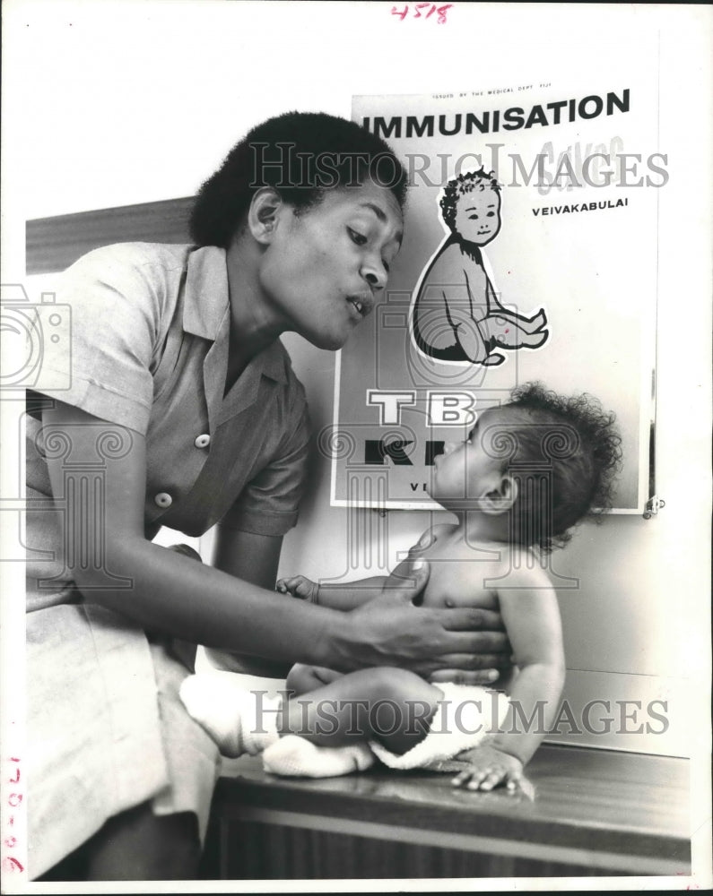 1971 Press Photo Figi Island Nurse Vika Matea Weighs An East Indian Baby.-Historic Images