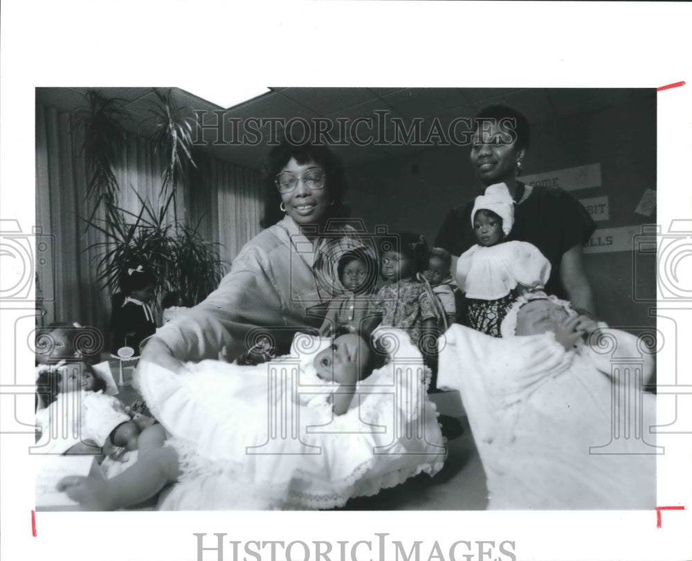 1990 Darimell Waugh & Chloe Gaines With A Display Of Black Dolls. - Historic Images