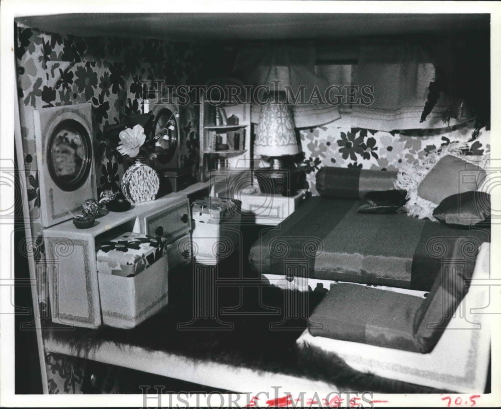 1978 Press Photo Dollhouse furniture made from cardboard - hca20836- Historic Images