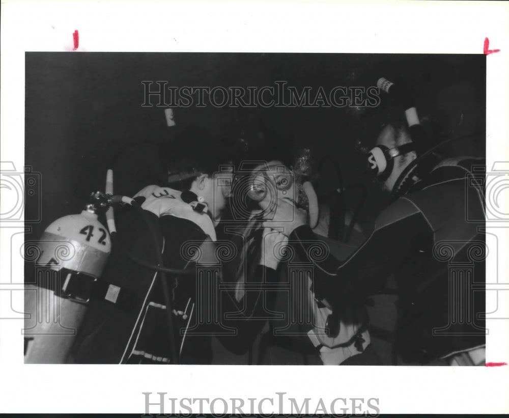 1986 Press Photo Instructor shows students how to buddy breathe in a pool class - Historic Images