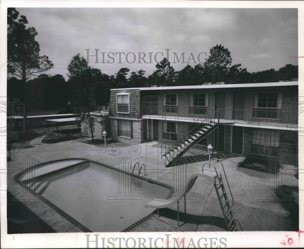 1963 Press Photo Courtyard view of Carriage Square Apartments, Dickinson, Texas - Historic Images