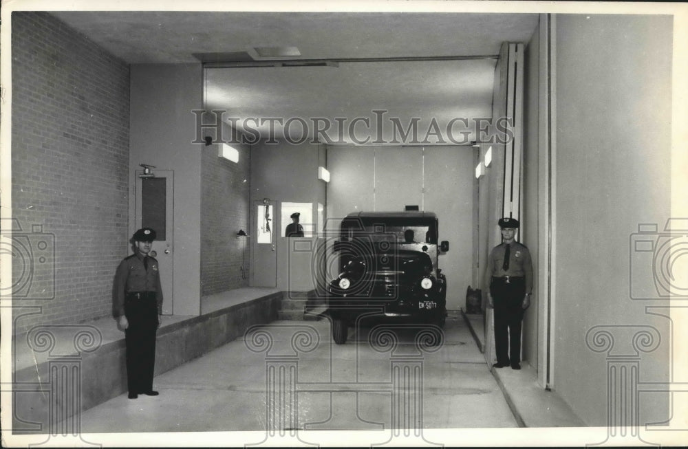 1958 Press Photo Guards & Truck at Federal Reserve Bank in Houston. - hca20956 - Historic Images