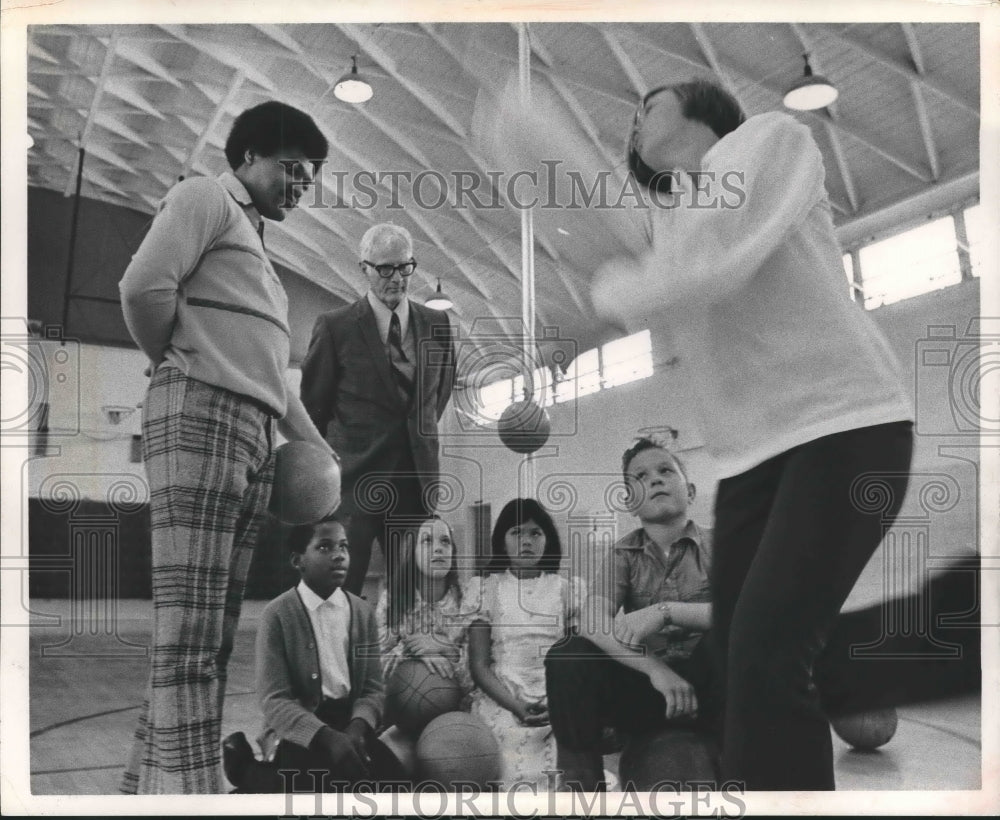 1972 Press Photo Principal Helps Dickinson, Texas Schools With Volleyball Class - Historic Images