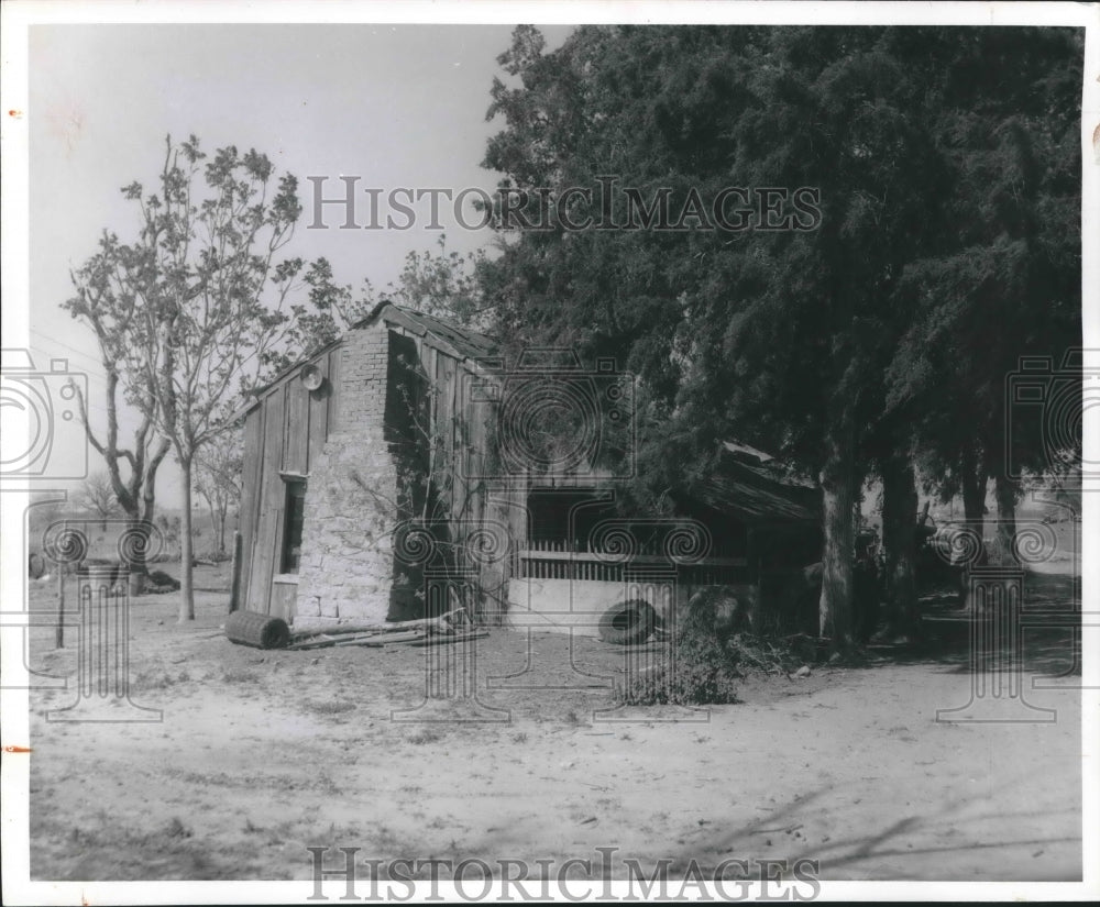 1961 Press Photo Dilapidated home, Decatur, Texas - hca21009 - Historic Images