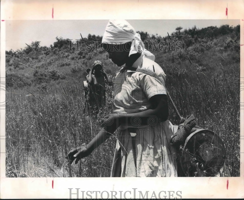 1978 CARE's Jane Wanjiru of Ndemi Hikes For Water Carrying Metal Can - Historic Images