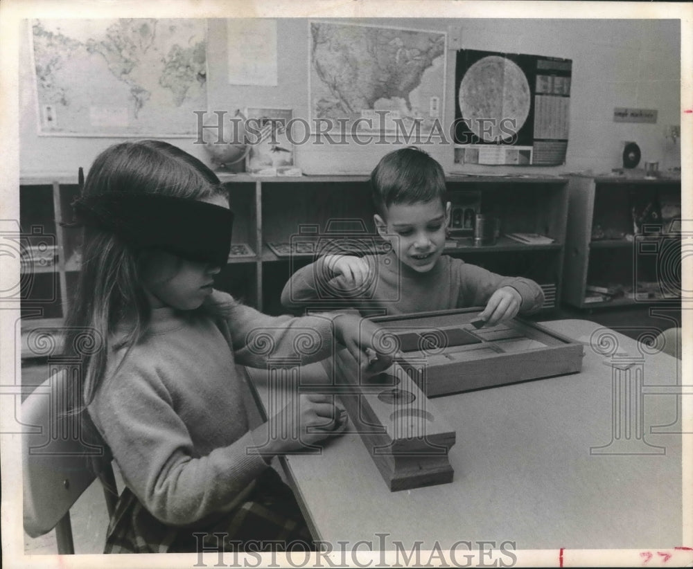 1970 Press Photo Andrinna Case &amp; Randy Wade At Delphic Day Care Center, Houston - Historic Images