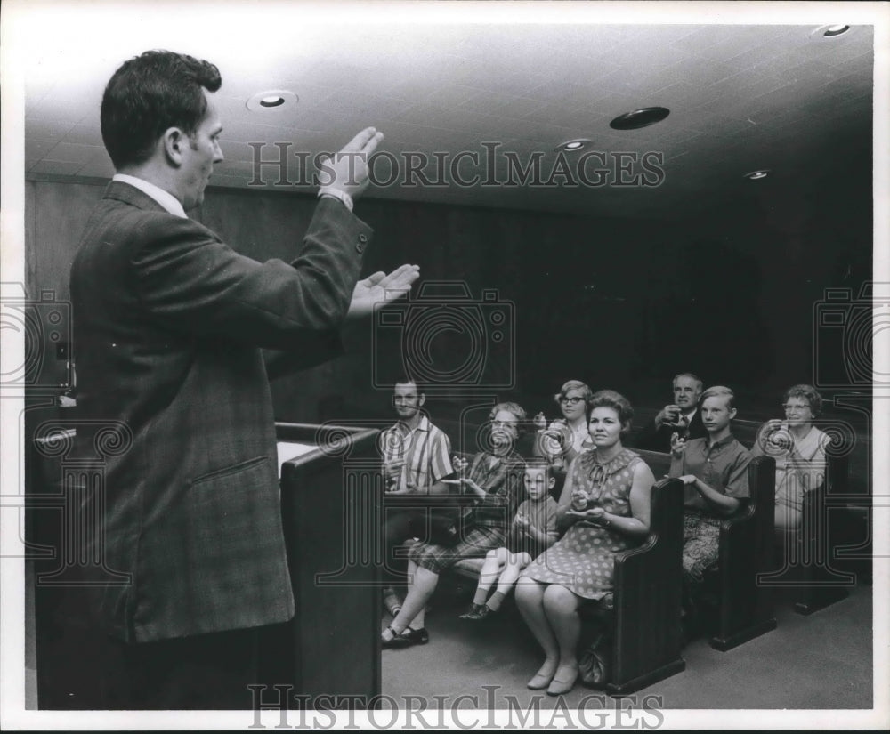 1969 Press Photo Pastor Speaks to Deaf Congregation in Houston. - hca21068 - Historic Images