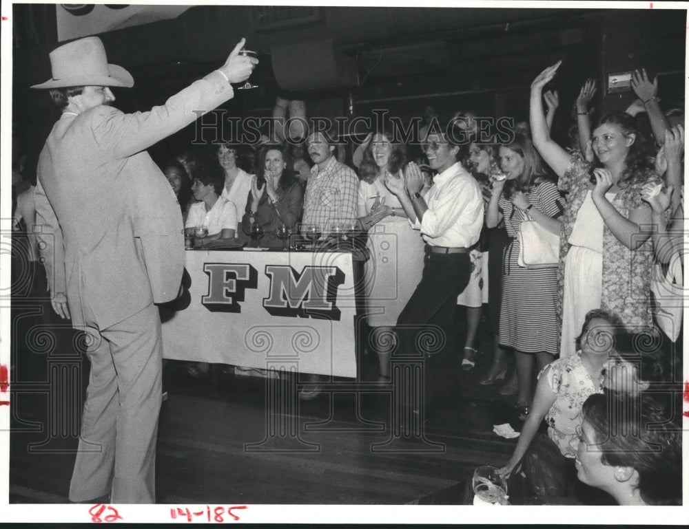 1980 Gary Kirsch Raises Beer At Dallas TV Show Look-Alike Contest. - Historic Images