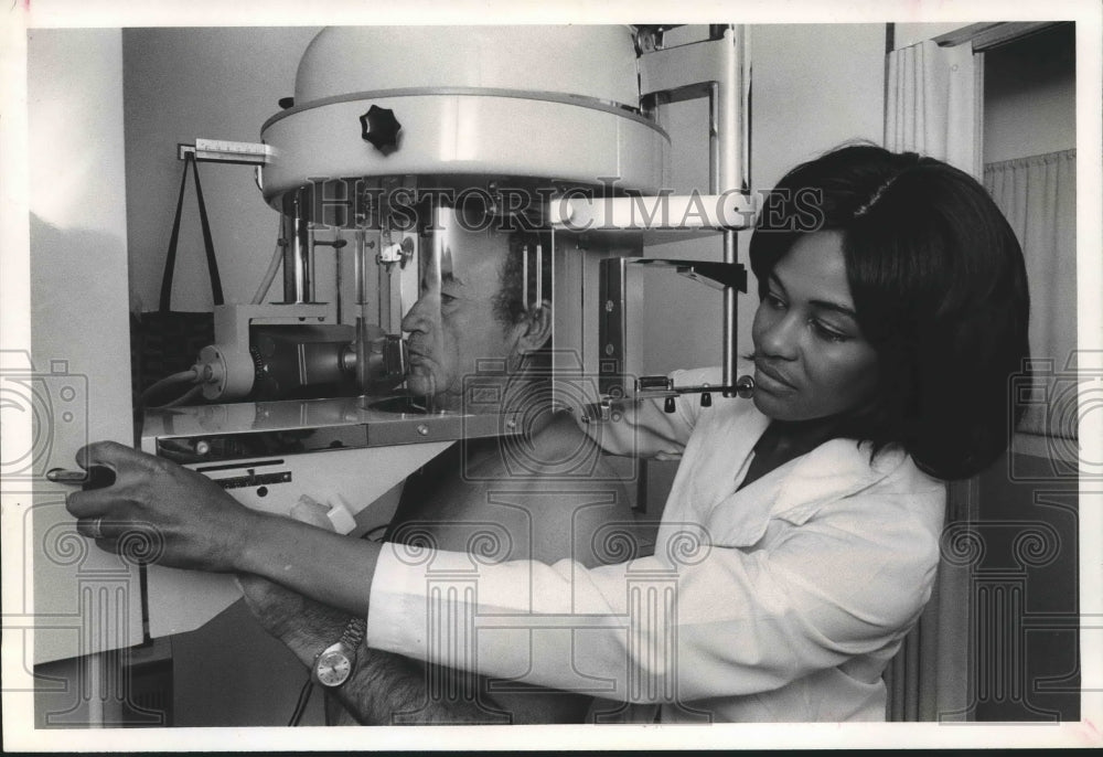 1973 Press Photo Felipe Salinas &amp; Penny Kelley At X-Ray Dental Clinic in Houston - Historic Images