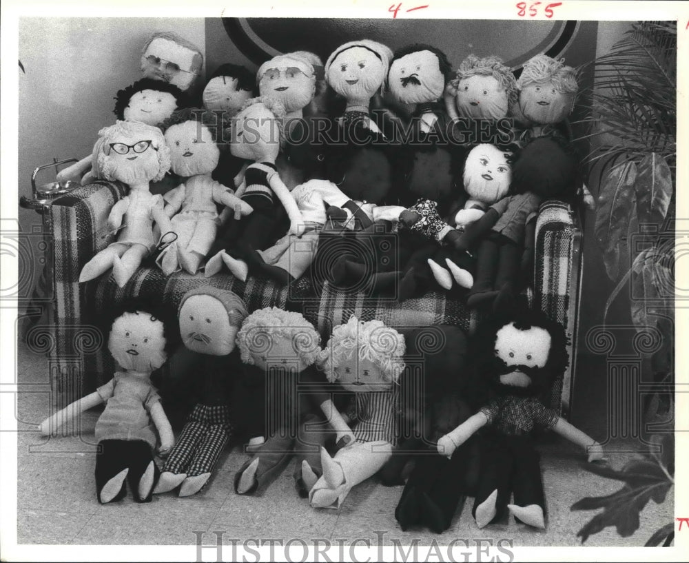 1978 22 - Count 'em - dollies beside Roland's Christmas tree - Historic Images