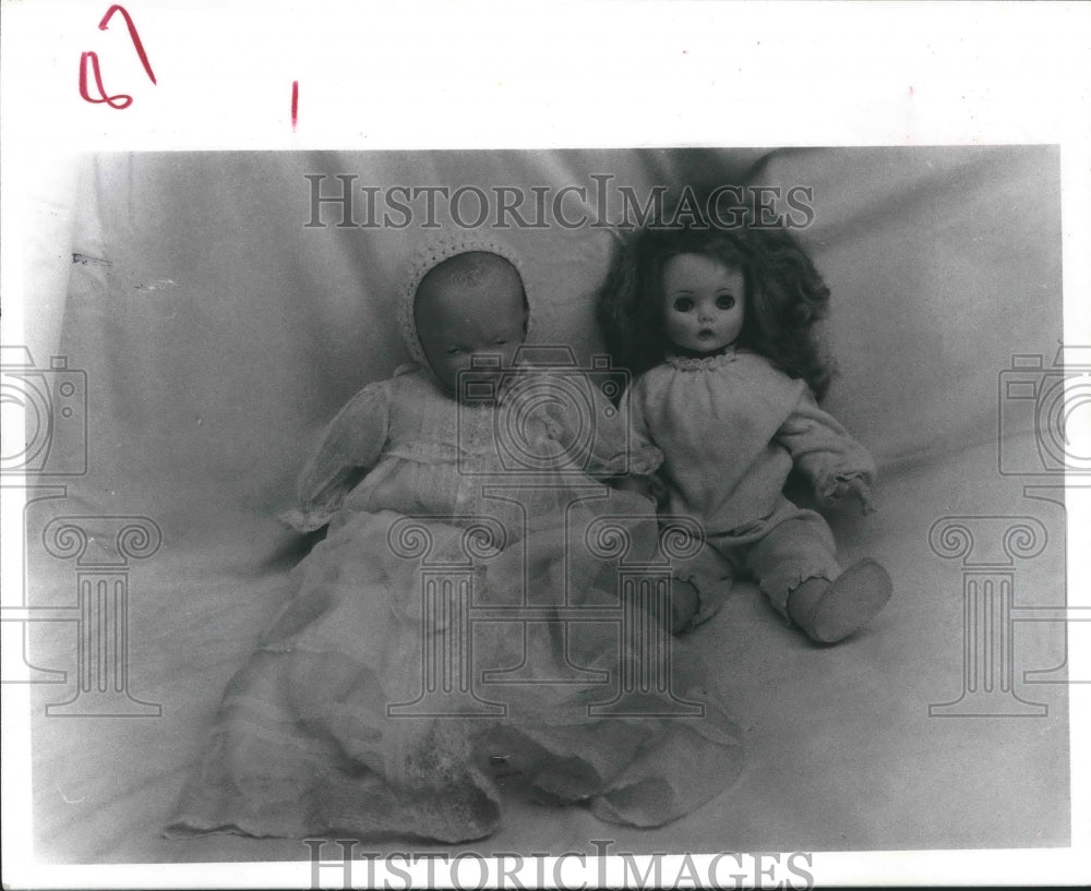 1976 Press Photo 1937 Effandee doll and Madame Alexander doll from 1950 - Historic Images