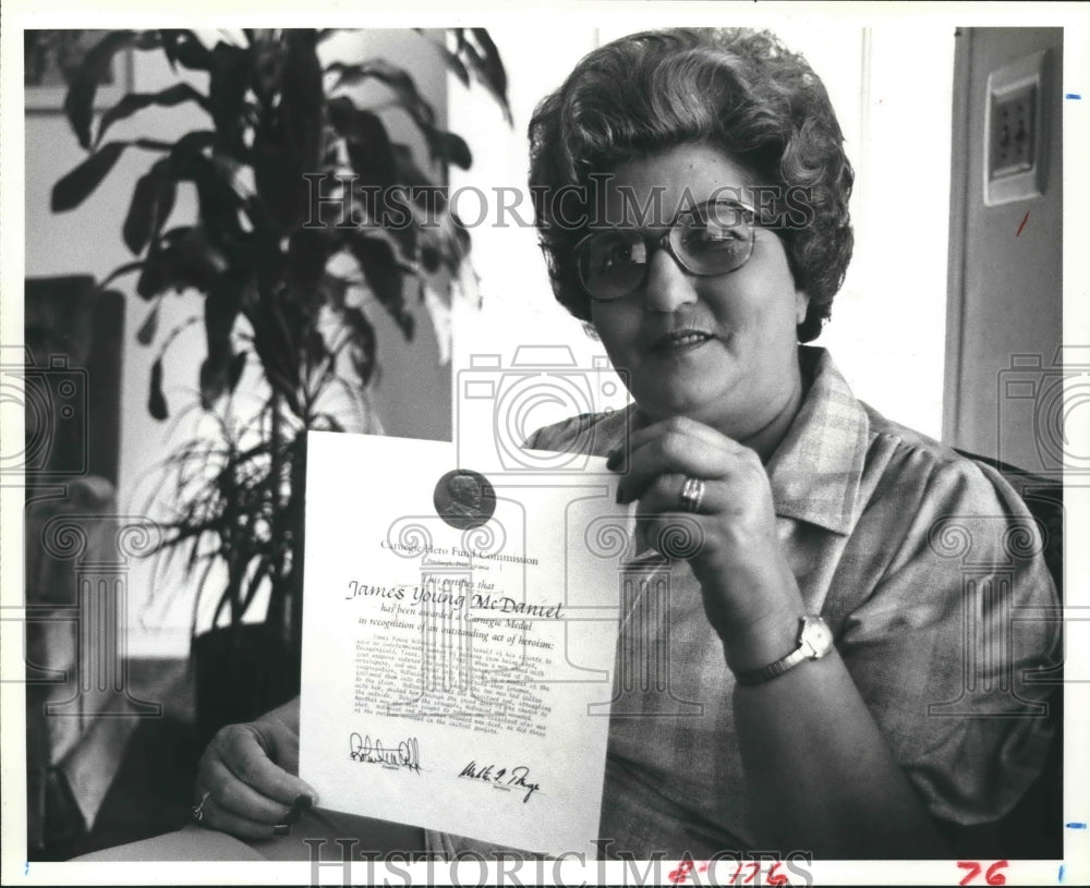 1981 Press Photo Laverne McDaniel receives Carnegie Hero Medal, Daingerfield - Historic Images
