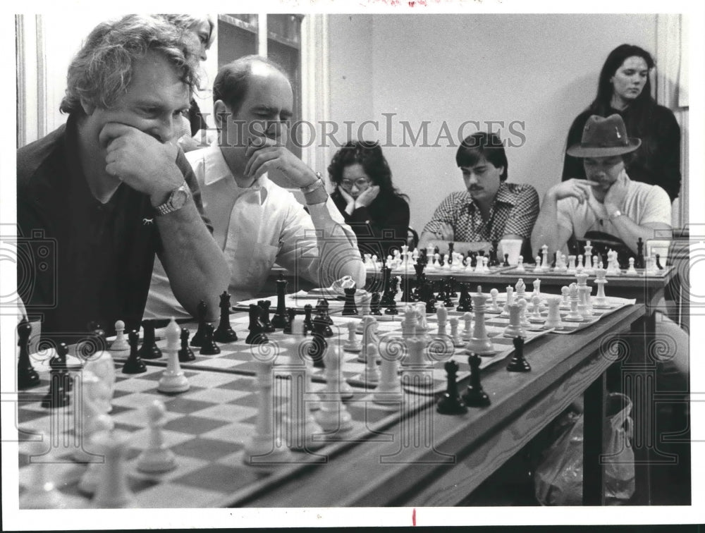 1984 Press Photo Chess players studying their boards - hca21342 - Historic Images
