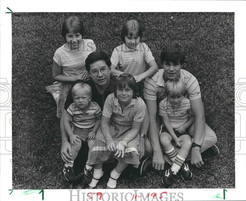 1985 Housman Elementary PTA President Harold Maddocks with children - Historic Images