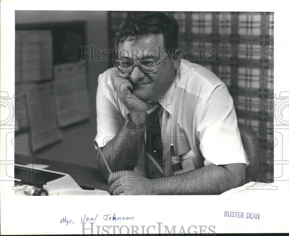 1984 Press Photo Fieldstone Apartments manager Veal Johnson - Houston - Historic Images