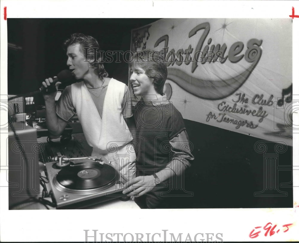 1984 Press Photo Disc Jockey brothers Chris and Curtis McWilliams at FastTimes- Historic Images