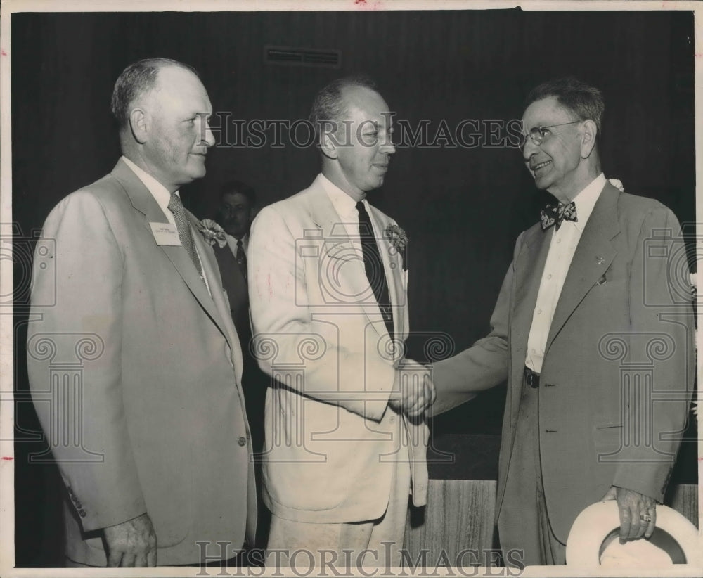 1952 Press Photo Officials Shake Hands From Fannin State Bank. - hca21494-Historic Images