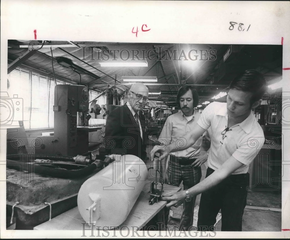 1974 University Of Houston Team Members &amp; Fire Safety Extinguisher. - Historic Images