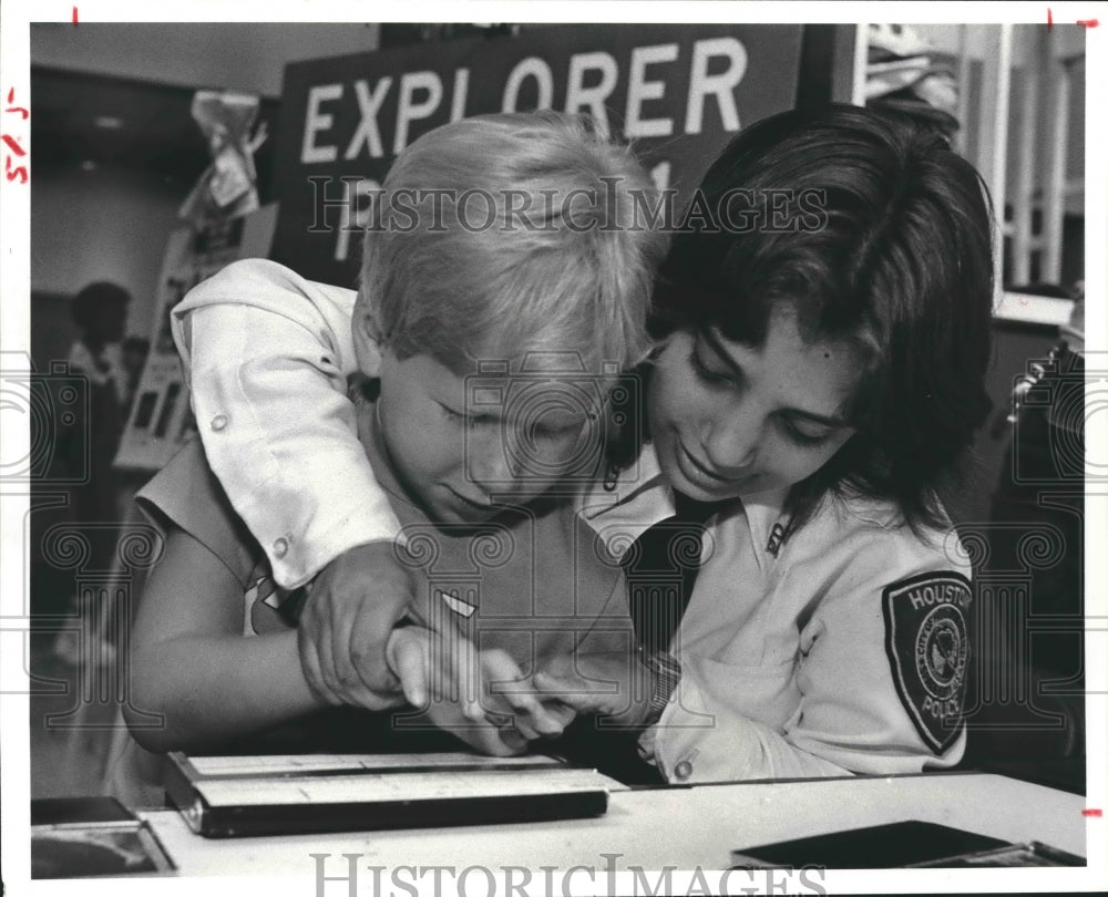 1984 Paula Goolsby Of Police Dept. Fingerprints Gibben Hordes. - Historic Images